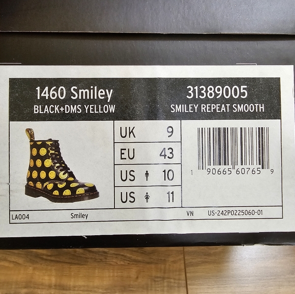 Dr. Martens 1460 SMILEY® SMOOTH LEATHER LACE UP BOOTS, size US 11 - Picture 12 of 15